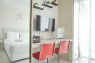 Ruang untuk Umum Comfort and Warm Studio Room at Green Sedayu Apartment By Travelio