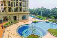 Kolam Renang Homey and Simply Studio Transpark Cibubur Apartment By Travelio