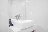 Toilet Kamar Strategic and Nice Studio at Daan Mogot City Apartment By Travelio