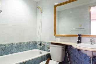 Toilet Kamar 4 Serene and Spacious 1BR Apartment at Taman Beverly By Travelio