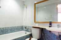Toilet Kamar Serene and Spacious 1BR Apartment at Taman Beverly By Travelio