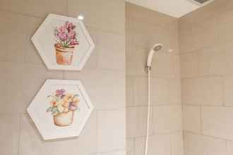 Toilet Kamar 4 Spacious and Grand Luxurious Studio at Benson Supermall Mansion Apartment By Travelio