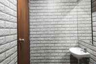 In-room Bathroom Elegant and Nice Studio at Vida View Makassar Apartment By Travelio