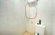 Toilet Kamar 7 Modern 2BR at Suites @Metro Apartment By Travelio