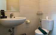 Toilet Kamar 6 Nice and Comfort 2BR at Signature Park Grande Apartment By Travelio
