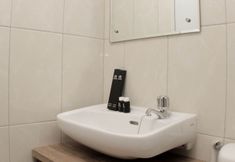 客室内バスルーム 4 Modern 2BR at Apartment Springlake Summarecon Bekasi By Travelio