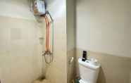 Phòng tắm bên trong 2 Best Price Studio Apartment at Harvard Jatinangor By Travelio