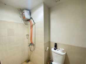 Toilet Kamar 4 Best Price Studio Apartment at Harvard Jatinangor By Travelio