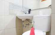 Toilet Kamar 6 Modern and Comfy Wonderful 2BR Apartment at Tanglin Supermall Mansion By Travelio