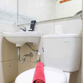 Bathroom 6 Modern and Comfy Wonderful 2BR Apartment at Tanglin Supermall Mansion By Travelio, Jambangan Apartments