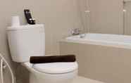 Toilet Kamar 5 Cozy and Warm Studio at Azalea Suites Apartment By Travelio