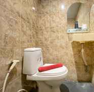 In-room Bathroom 4 Cozy Studio Apartment at Emerald Towers By Travelio