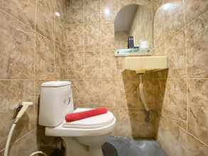 In-room Bathroom 4 Cozy Studio Apartment at Emerald Towers By Travelio