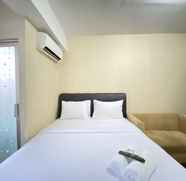 Kamar Tidur 3 Cozy Studio Apartment at Emerald Towers By Travelio