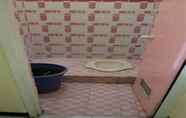 In-room Bathroom 4 Rahayu Guest House