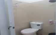 Toilet Kamar 4 Homestay Syariah Rumah Bundo