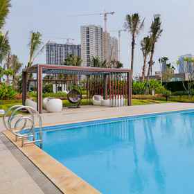 Swimming Pool 1 Studio ấm cúng và tối giản tại Căn hộ Sky House BSD By Travelio, Khách sạn The Breeze BSD City