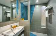 Toilet Kamar 7 Ariyana Suites by Elite Stay