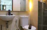 Toilet Kamar 3 Big Spacious Studio Apartment at Sky Terrace By Travelio