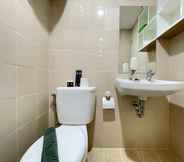 In-room Bathroom 4 Deluxe 2BR at Apartment Parahyangan Residence By Travelio