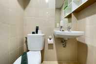 In-room Bathroom Deluxe 2BR at Apartment Parahyangan Residence By Travelio