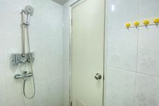 Phòng tắm bên trong Cozy Studio Apartment at Suites @Metro By Travelio