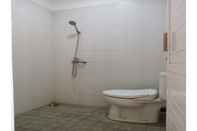 ห้องน้ำภายในห้อง Mangga Tiga Homestay