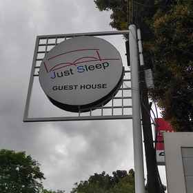 Exterior / Building 1 Just Sleep Guest House, Banjar Fried Chicken Hotels