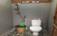 Toilet Kamar 6 Lemah Tulis Homestay