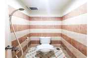 Toilet Kamar 4 Relax & Cozy Room at AWS Apartment by Rainbow