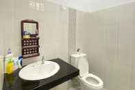 Toilet Kamar Hozby Family Suites