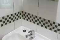 Toilet Kamar Sapadia Club House & Villa Sunggal