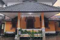 Bên ngoài Azaria Syariah Guest House