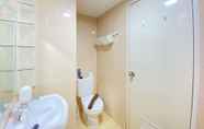 Toilet Kamar 6 Executive 1BR Apartment at Parahyangan Residence By Travelio