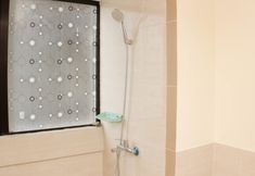 Bilik Mandi dalam Bilik 4 Cozy and Warm Living 3BR at Meikarta Apartment By Travelio