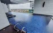 Swimming Pool 2 Lavish and Spacious 3BR at Hillcrest House Apartment By Travelio