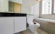 Toilet Kamar 6 Lavish and Spacious 3BR at Hillcrest House Apartment By Travelio