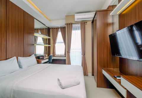 ห้องนอน Modern and Comfortable Studio Transpark Cibubur Apartment By Travelio