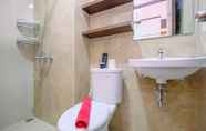 Toilet Kamar 2 Modern and Comfortable Studio Transpark Cibubur Apartment By Travelio