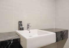 In-room Bathroom 4 Spacious and Cozy Stay Studio at West Vista Apartment By Travelio