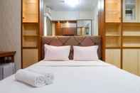 Kamar Tidur Stylish Studio at Apartment Taman Melati Surabaya By Travelio