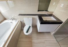 객실 내 욕실 7 Homey and Spacious 3BR at Hillcrest House Apartment By Travelio