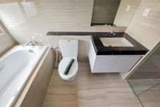 객실 내 욕실 Homey and Spacious 3BR at Hillcrest House Apartment By Travelio