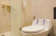 Toilet Kamar 6 Elegant and Comfort 2BR at Permata Hijau Suites Apartment By Travelio