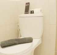 Toilet Kamar 4 Luxury 1BR at Apartment Meikarta By Travelio