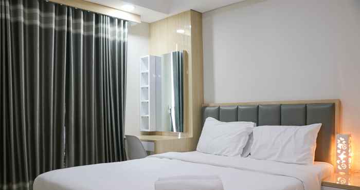 Kamar Tidur Comfy and Elegant 3BR Daan Mogot City Apartment By Travelio