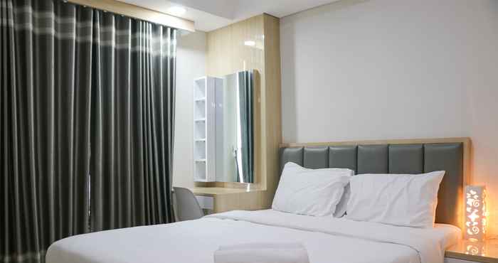 Bedroom Comfy and Elegant 3BR Daan Mogot City Apartment By Travelio