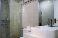 In-room Bathroom Comfy and Elegant 3BR Daan Mogot City Apartment By Travelio