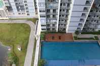 Swimming Pool Comfy and Elegant 3BR Daan Mogot City Apartment By Travelio