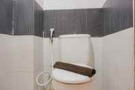 Toilet Kamar Cozy and Warm Studio at Cinere Bellevue Suites Apartment By Travelio